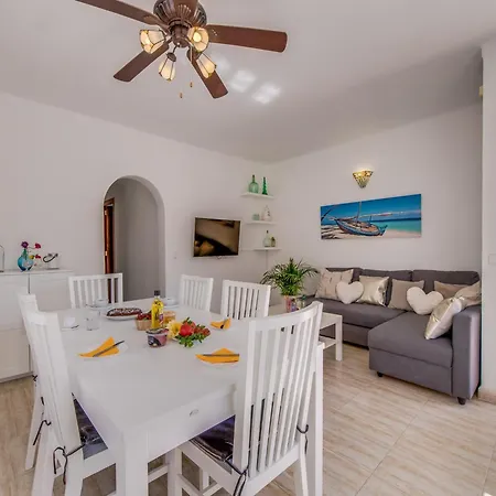 Peaceful 3-bedroom Semesterbostad *